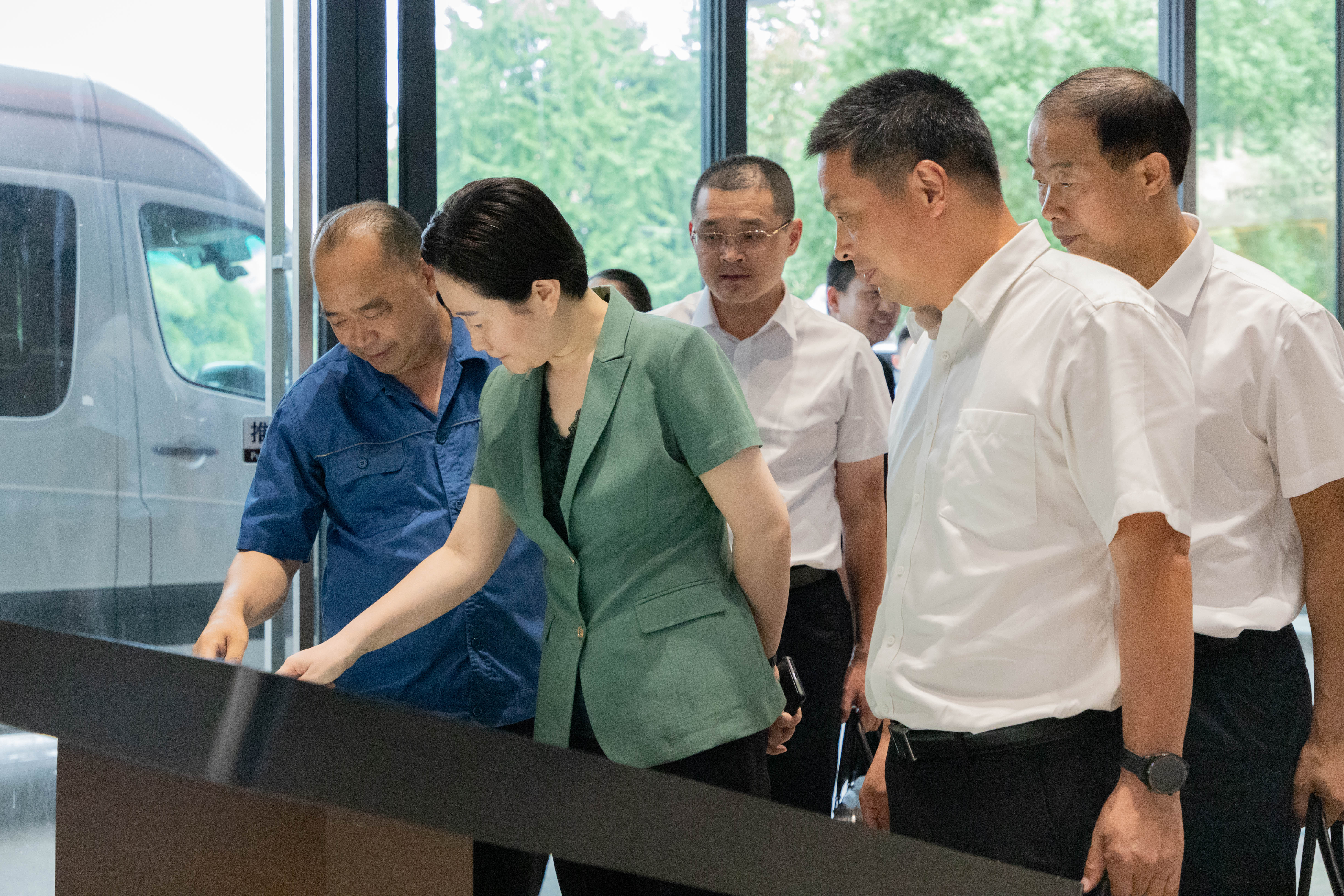 嘉興市副市長(zhǎng)、公安局局長(zhǎng)張海燕一行蒞臨雙箭股份調(diào)研指導(dǎo)